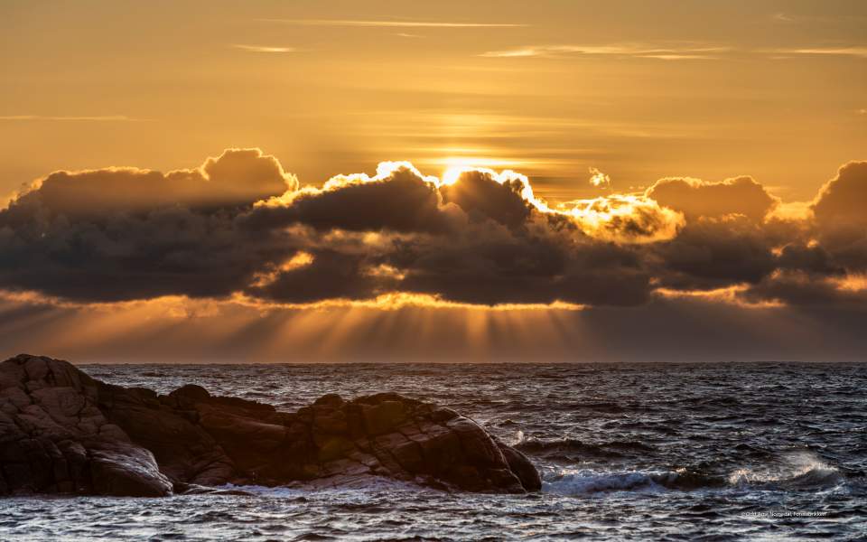 Solnedgang i Valvika av Odd Arne Nomedal