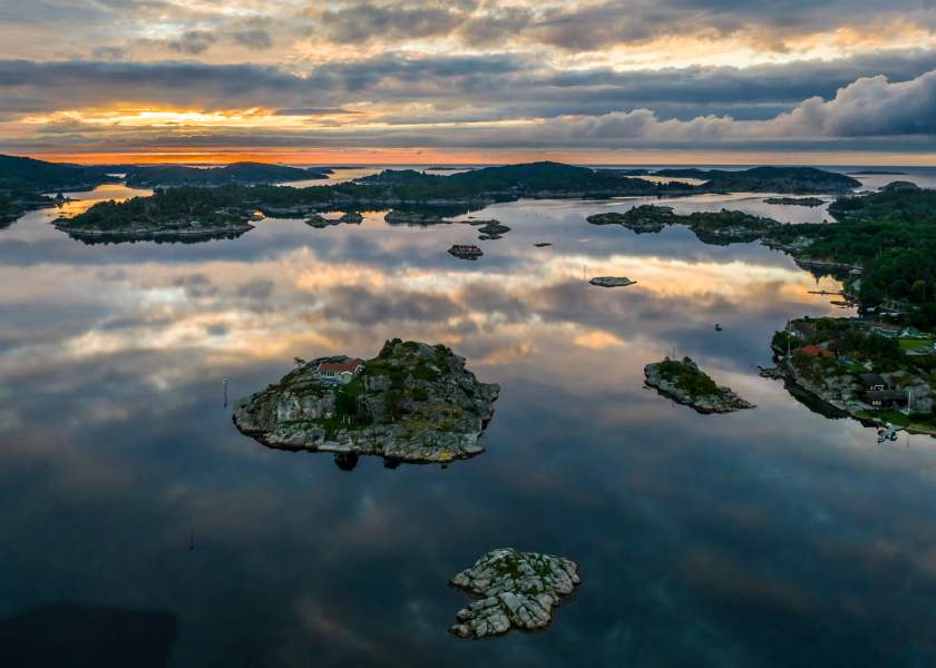 Soloppgang på Nordfjorden av Odd Arne Nomedal