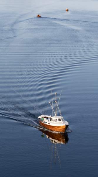 Fiskebåt på vei av Odd Arne Nomedal